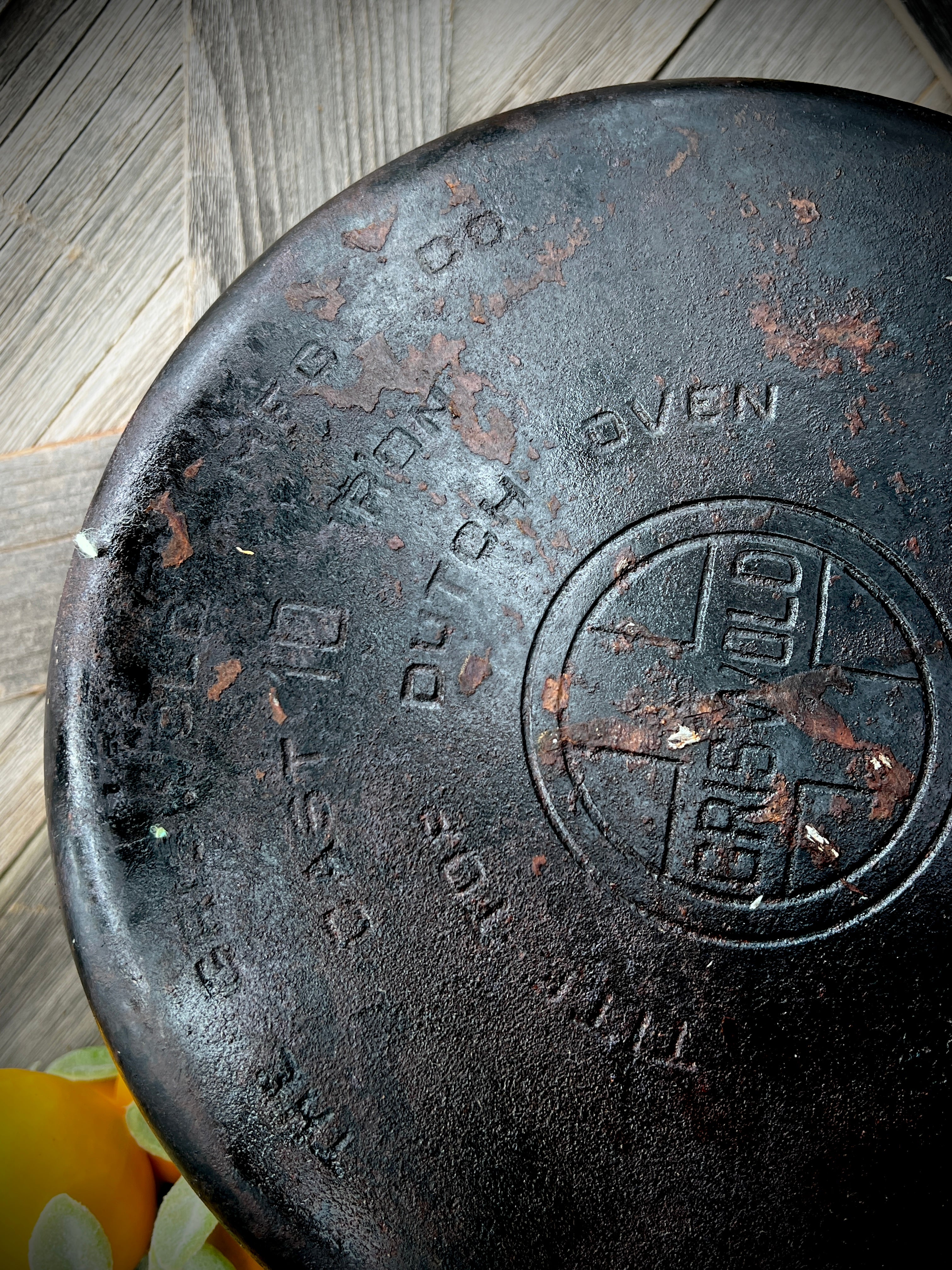 Vintage Griswold Cast Iron Tite-Top 10 Dutch Oven - Antique Cookware Collectible