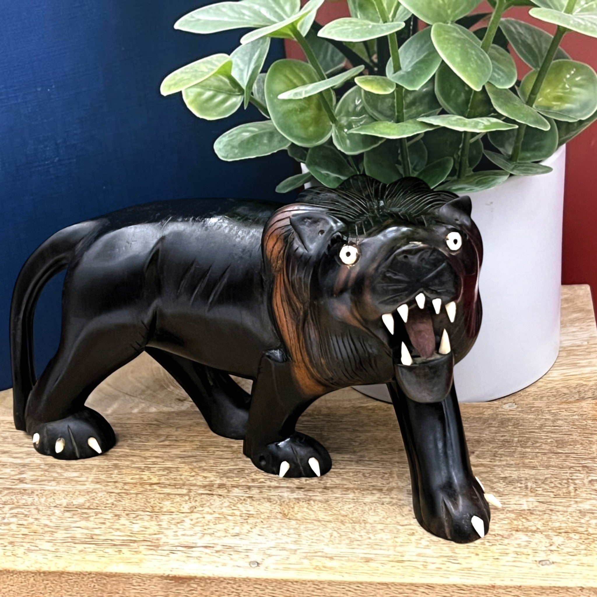 A vintage carved lion panther sculpture - Photo 1