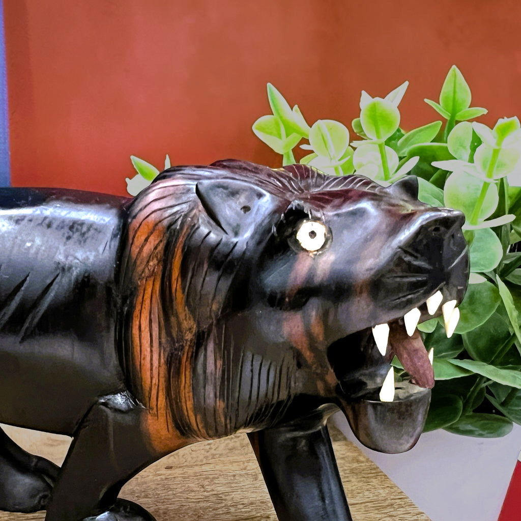 A vintage carved lion panther sculpture - Photo 3