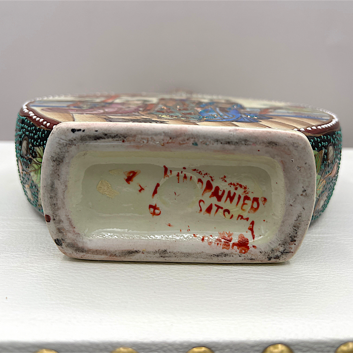 Japanese Satsuma ceramic moon flask vase with gilded scroll handles, fine cream crackle glaze, and hand-painted geisha figures in colorful kimonos surrounded by raised moriage enamel beading along the shoulders and borders. - Photo 3