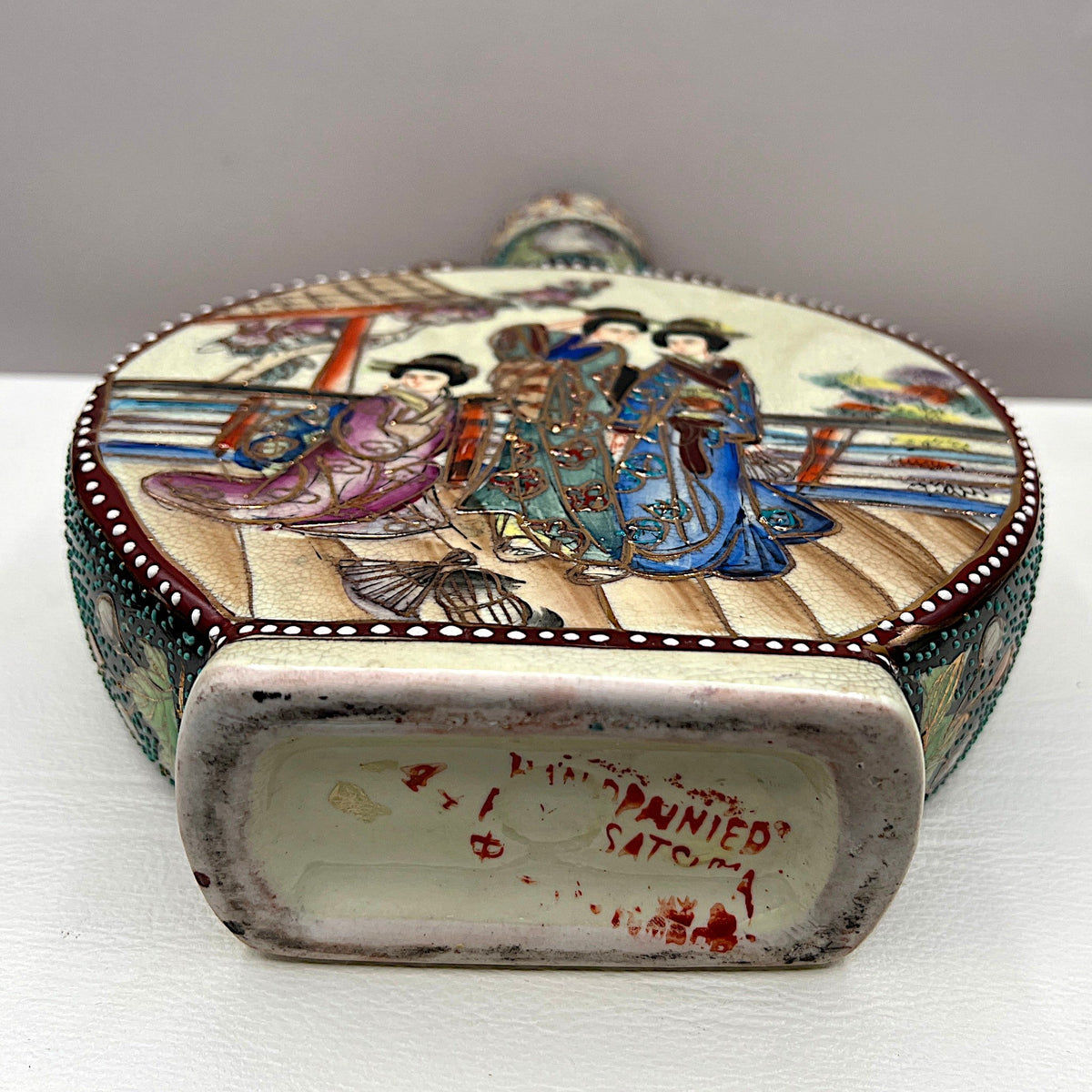 Japanese Satsuma ceramic moon flask vase with gilded scroll handles, fine cream crackle glaze, and hand-painted geisha figures in colorful kimonos surrounded by raised moriage enamel beading along the shoulders and borders. - Photo 7