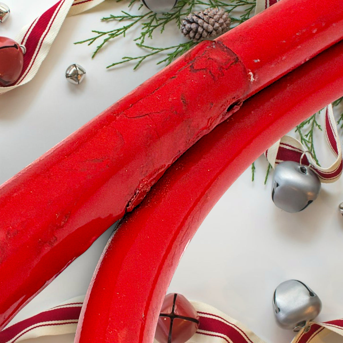 Vintage red painted metal circular hunting horn with flared bell and mouthpiece against a white background - Photo 3