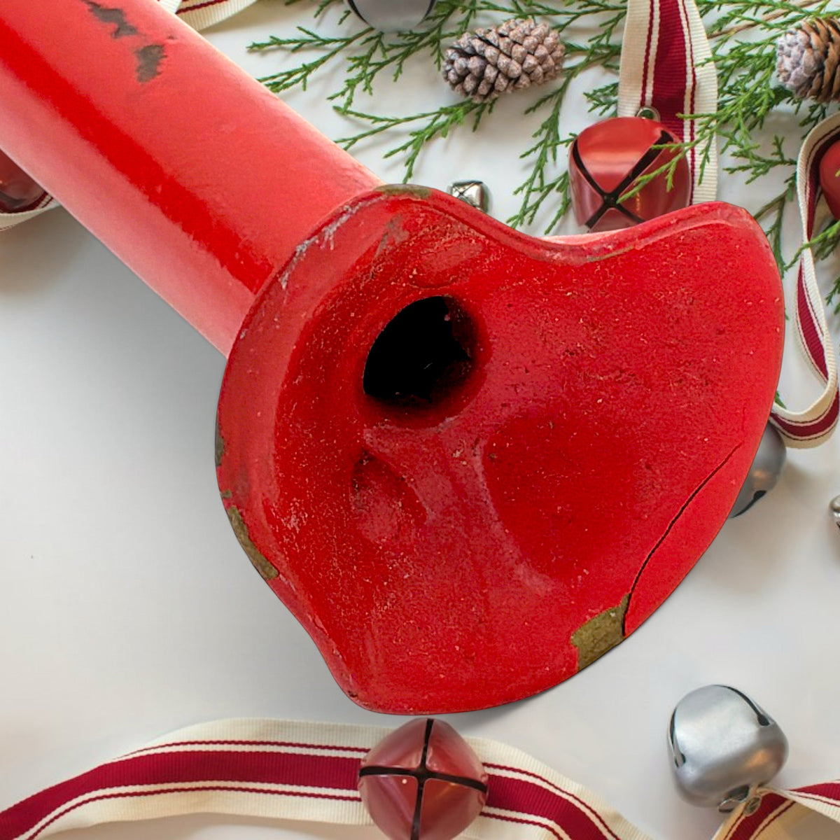 Vintage red painted metal circular hunting horn with flared bell and mouthpiece against a white background - Photo 4