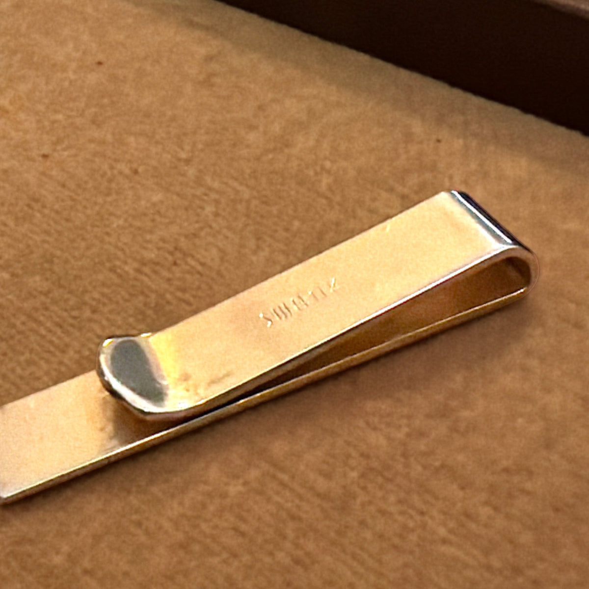 Vintage Swank rectangular gold-tone tie bar clip featuring a dark brown textured leather inlay. - Photo 3