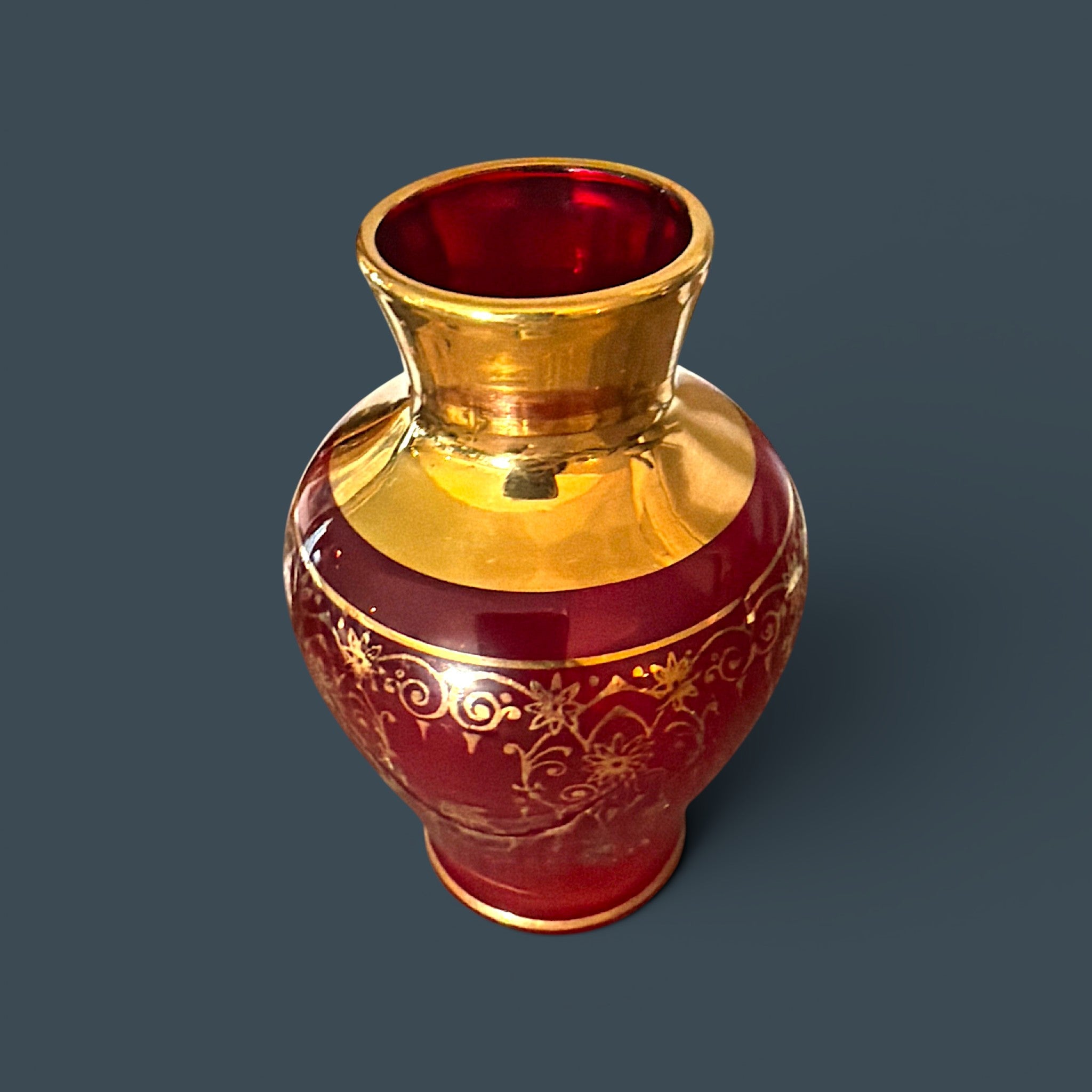 A vintage Italian Murano ruby red glass miniature vase decorated with detailed 24-karat gold gilt floral scrollwork and the winged Lion of Saint Mark emblem. - Photo 2