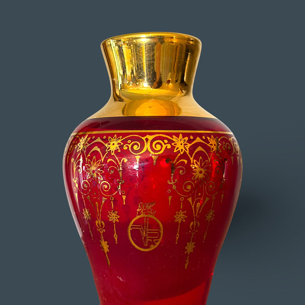 A vintage Italian Murano ruby red glass miniature vase decorated with detailed 24-karat gold gilt floral scrollwork and the winged Lion of Saint Mark emblem. - Photo 3
